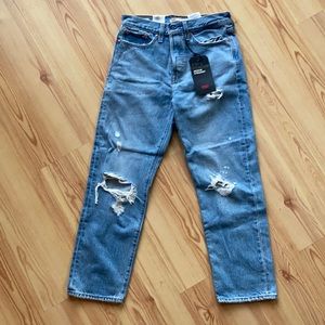 NWT!! distressed high rise Levi’s. Cute like mom jeans, size 27 x 26. Brand new!